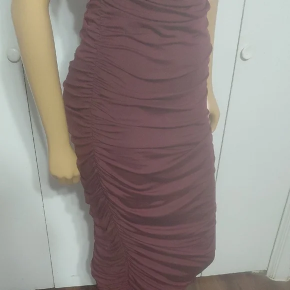 ♻️👗 Burgundy Ruched Dress - Picture 10 of 15